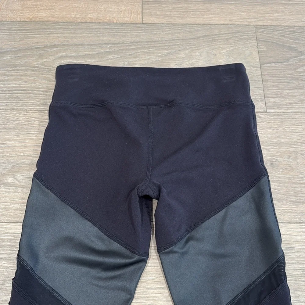 ALO YOGA Black Glossy Sheila‎ Tonal Mesh Panel High-Waist Active Leggings Size S